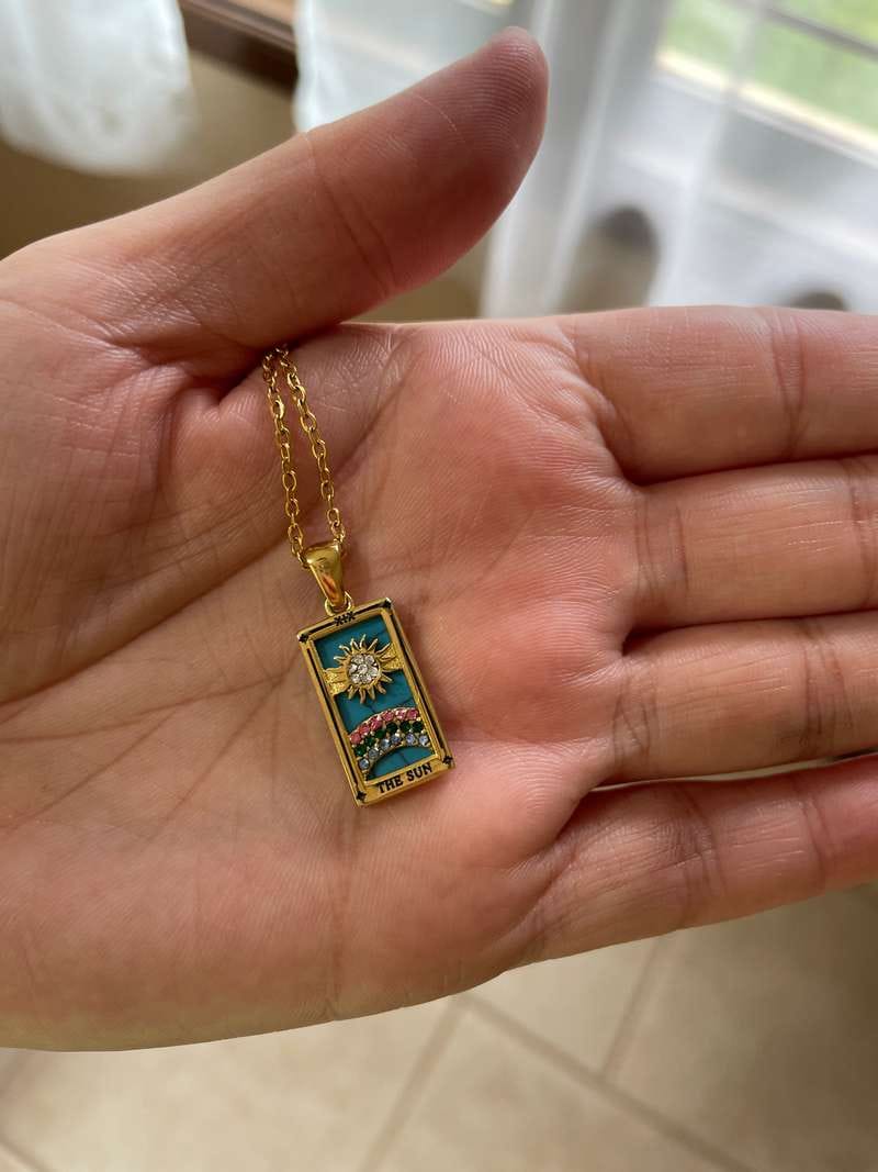 Customer photo review of Colección Tarot - Collares con Colgantes de las Cartas (Chapado en Oro 18K)
