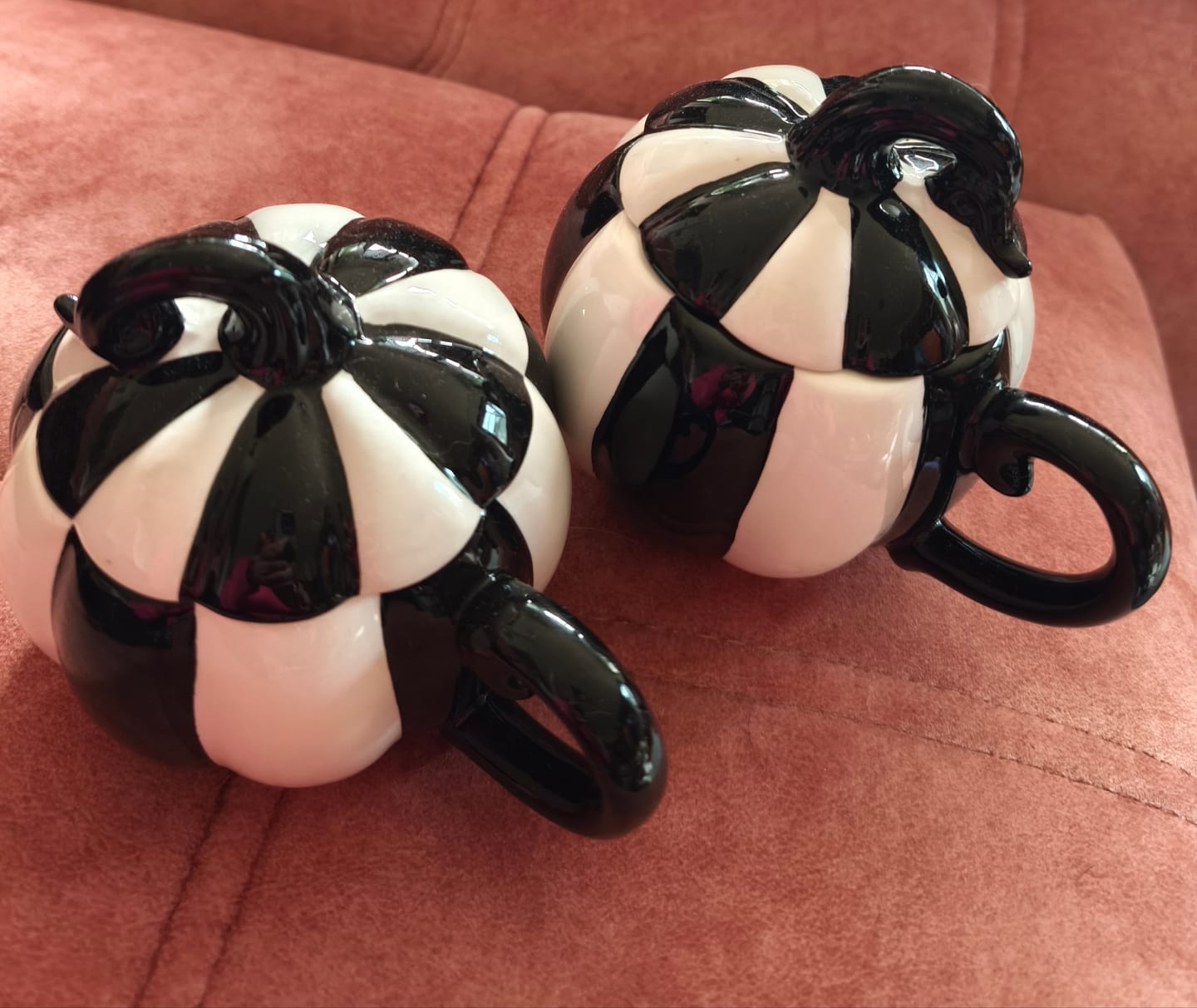 Customer photo review of Gestreifte Kürbis Tasse mit Deckel – Schwarz-weiße Spooky Tasse