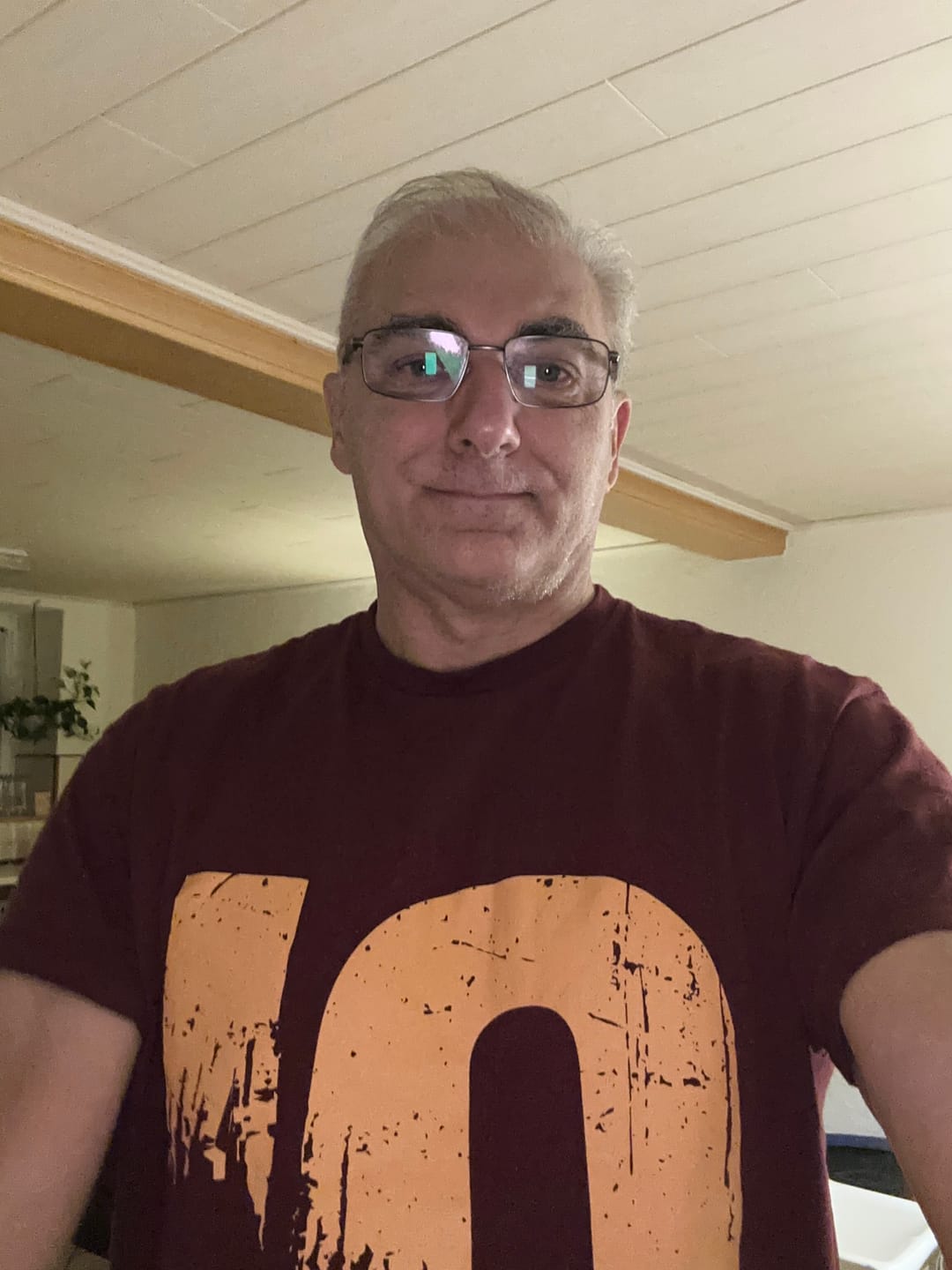 Customer photo review of Chai (חי) – Hebräische Kalligrafie – Unisex T-Shirt