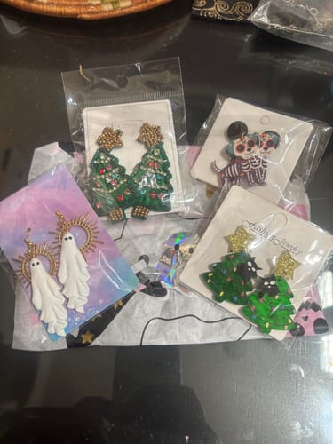 Customer photo review of Aretes de árbol navideño y gatito negro