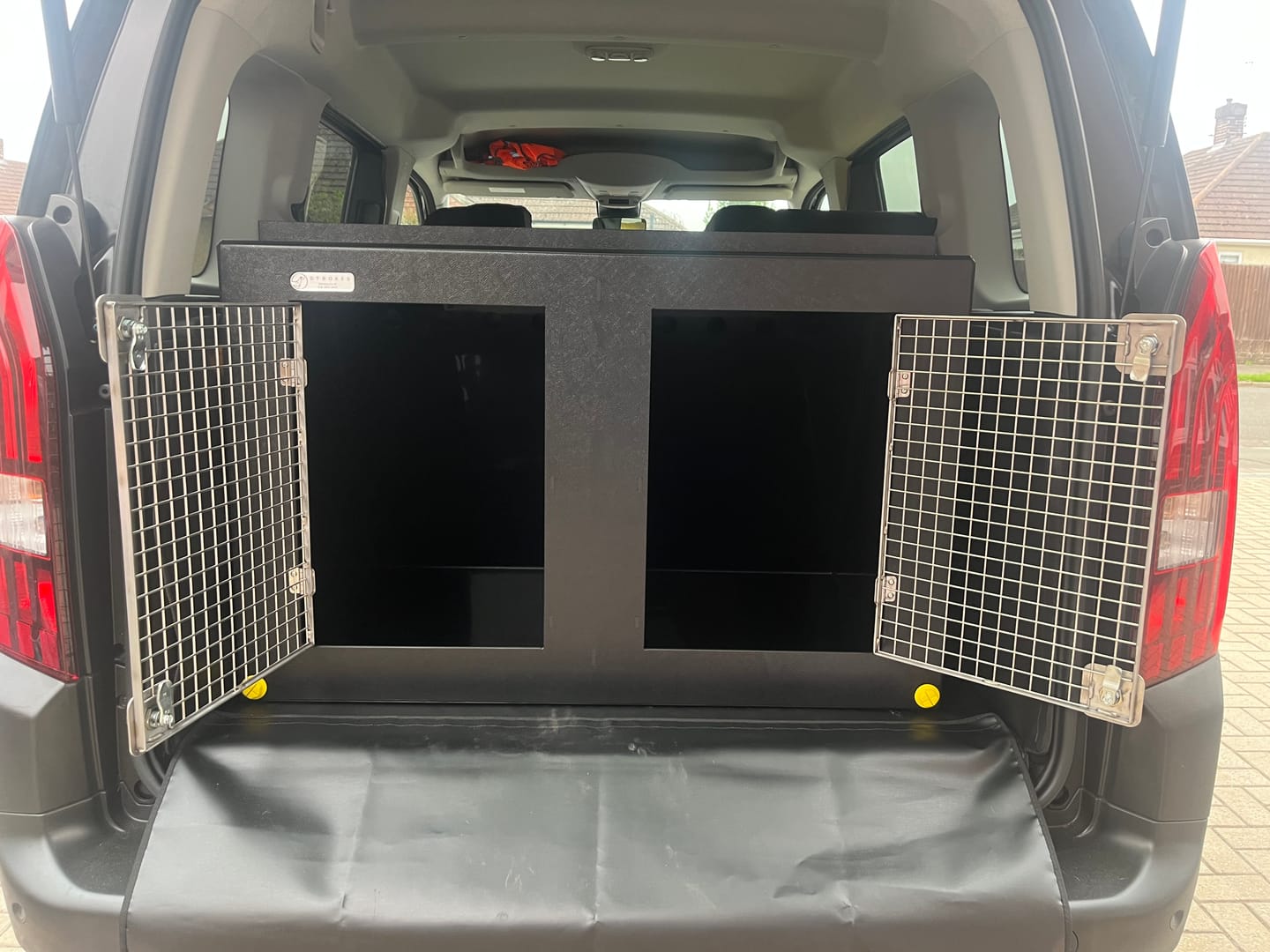 Customer photo review of Citroen e-Berlingo/ Peugeot e-Rifter | 2018–present | Dog Travel Crate | The DT 12