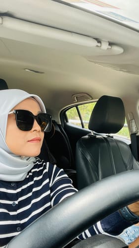 Customer photo review of Jei Square Framed Sunglasses