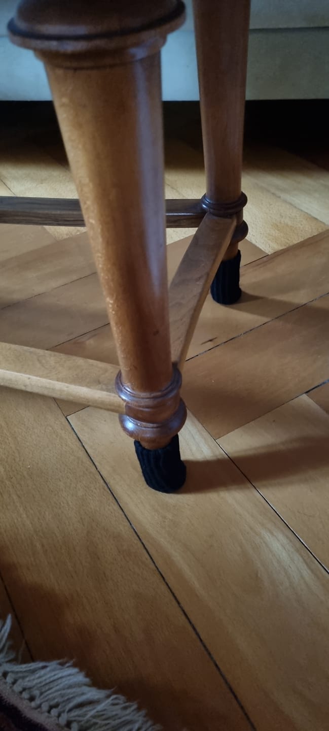 Customer photo review of Stuhlsocken Schwarz 4er Set