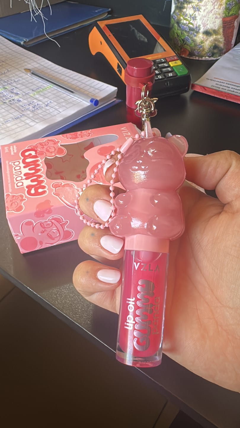 Customer photo review of Lip Oil Gummy Panda – VIZZELA
