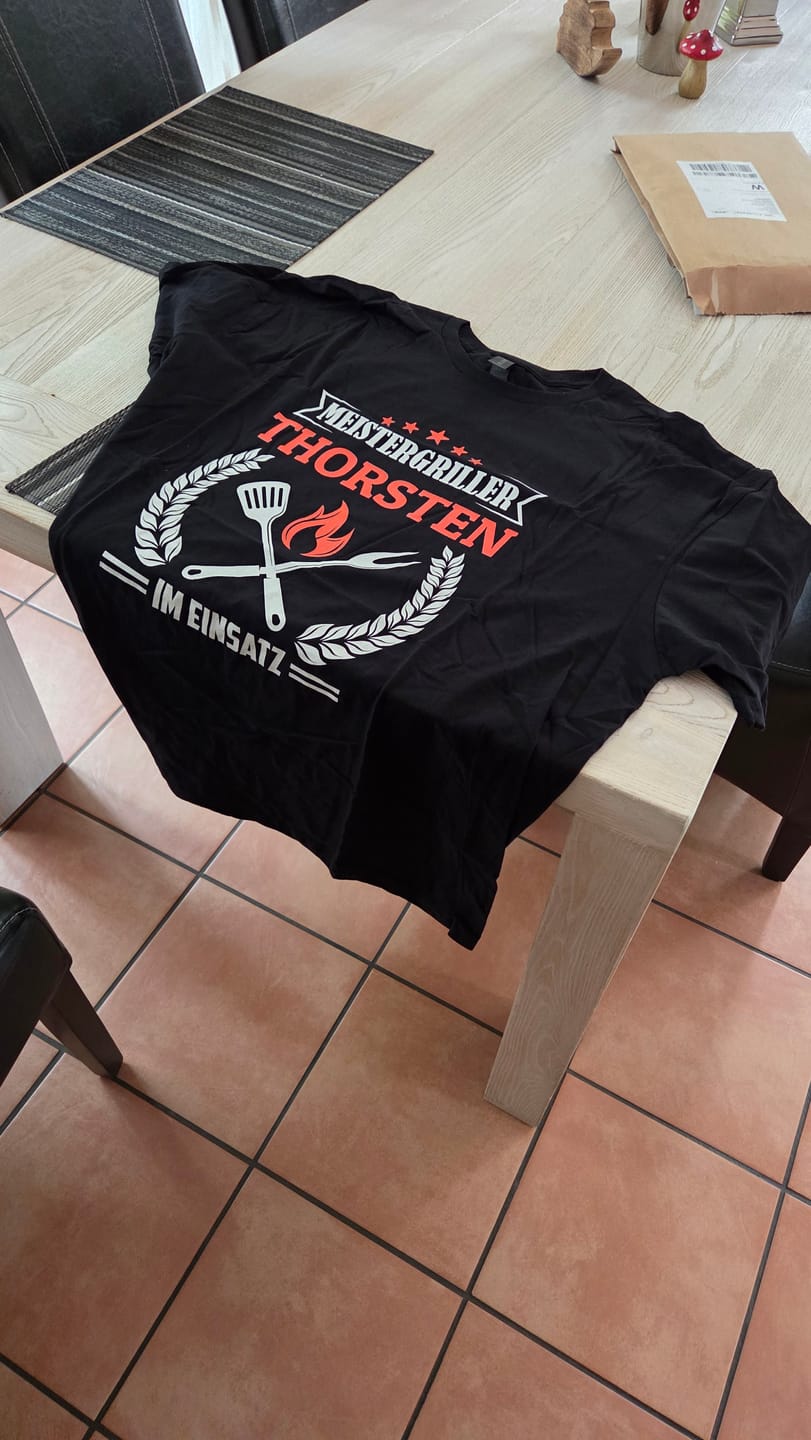 Customer photo review of Meistergriller im Einsatz - Personalisierbares Herren T-Shirt