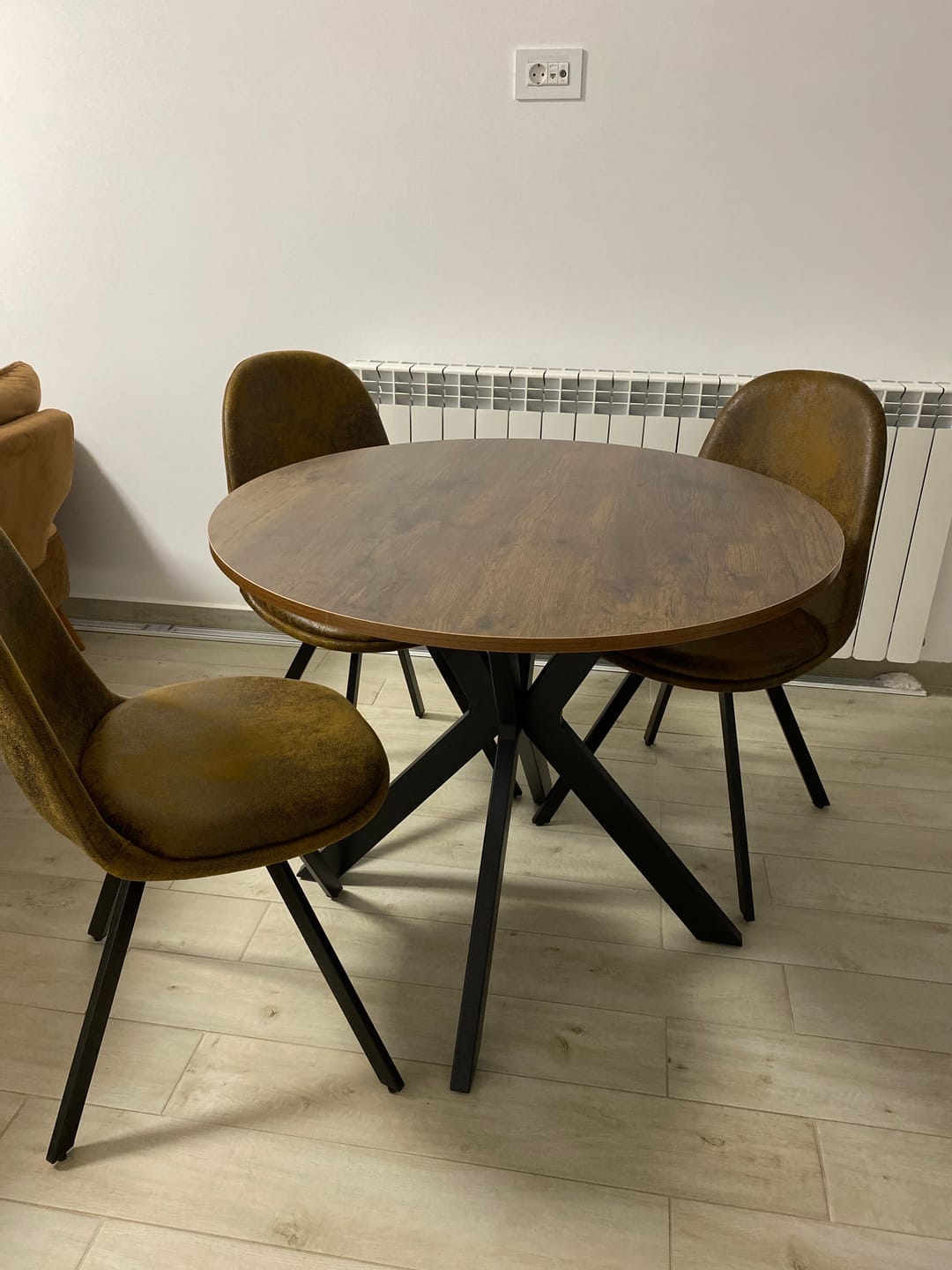Customer photo review of Masa TALIA II, nuc/negru mat, 90x90x76 cm