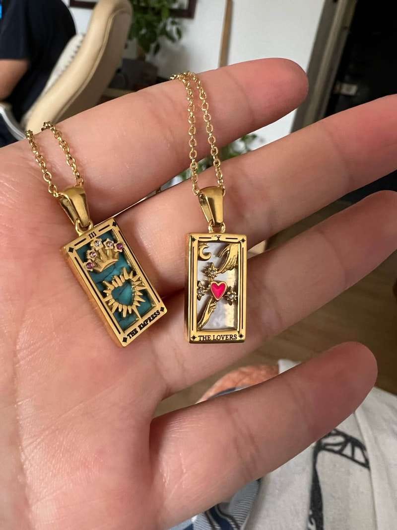 Customer photo review of Colección Tarot - Collares con Colgantes de las Cartas (Chapado en Oro 18K)