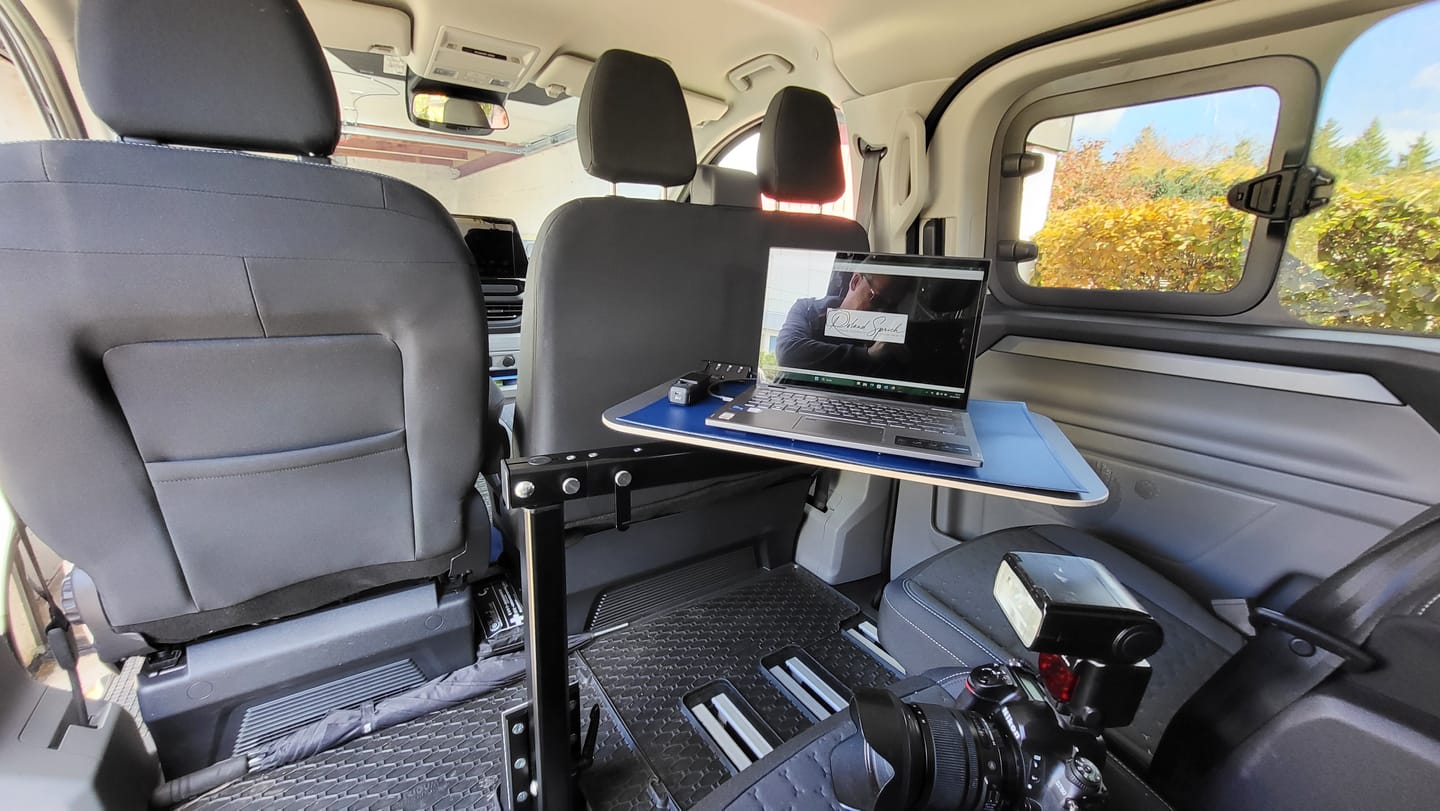 Customer photo review of Tisch passend für alle Bodenschienen und Bodenplatte - klappbar, faltbar und schwenkbar - Büro und Camping im Van