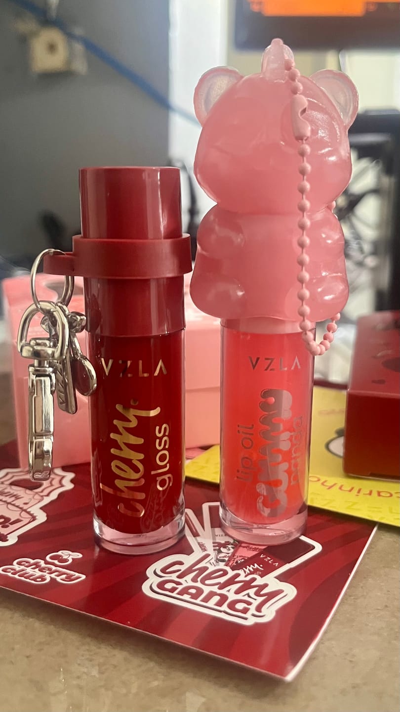 Customer photo review of Lip Oil Gummy Panda – VIZZELA