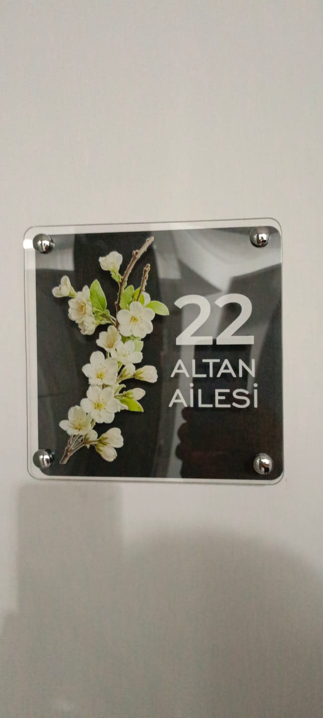 Customer photo review of Kişiye Özel Beyaz Çiçek Dallı Kapı İsimliği