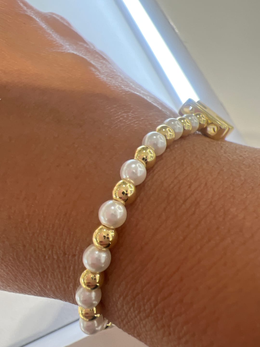 Customer photo review of Pulsera Bolitas Doradas y Perlas Con Inicial