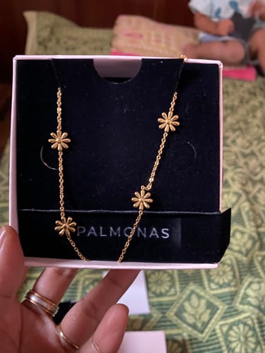 Customer photo review of Daisy Flower Necklace
