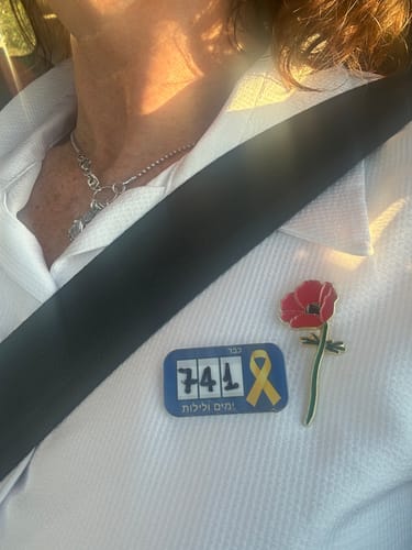 Customer photo review of סיכת הכלנית לזכר נרצחי שבעה באוקטובר