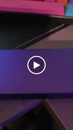 Customer video review of Weekly Case