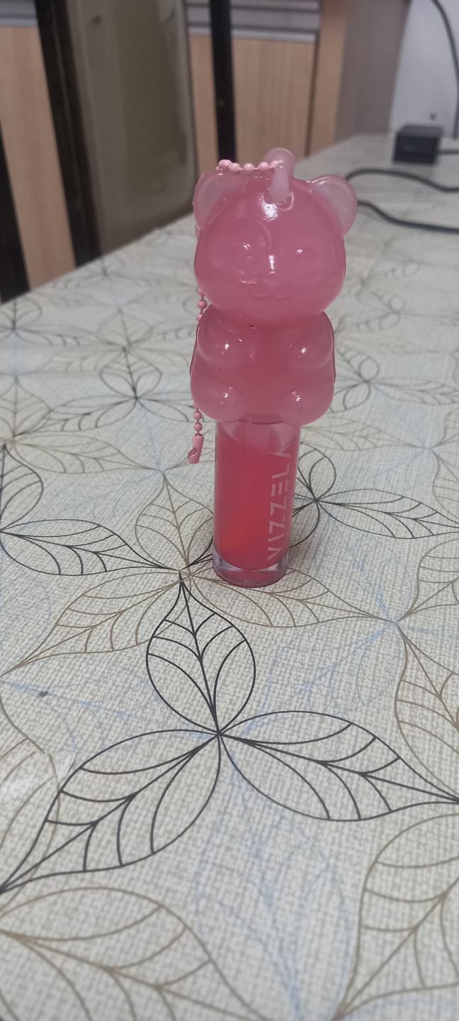 Customer photo review of Lip Oil Gummy Panda – VIZZELA