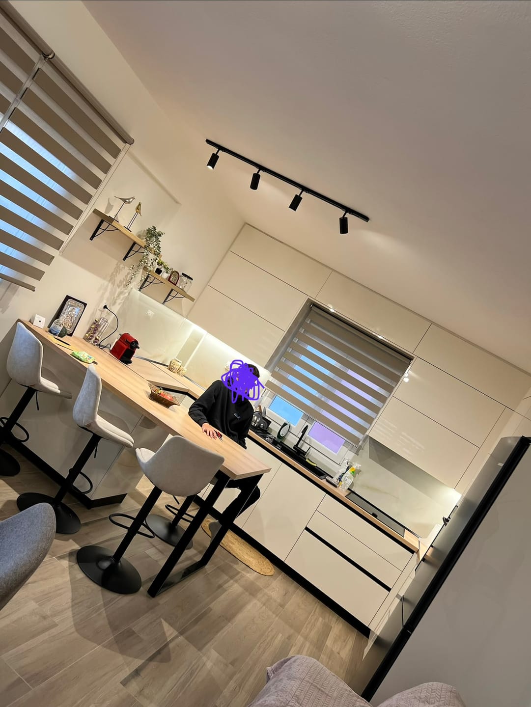 Customer photo review of Σκαμπό για Πάσο Κουζίνας Σετ 2 τεμ Κάθισμα Μπαρ Ρυθμιζόμενο Ύψος 63-84 εκ Μεγάλη Βάση Διάφορα Χρώματα LJ-B195W02