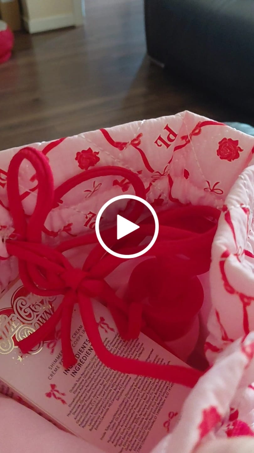 Vásárlói videóértékelés a P.Louise Christmas Bow testápoló táskáról Megvettem a 60 GBP-os árut a TikTokon, és nagyon szeretem az ünnepi szezonra készült kollekciót. Gyönyörű