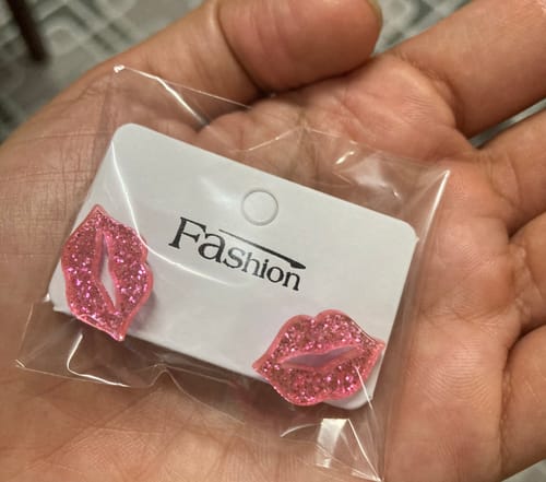 Customer photo review of Aretes de besos con brillos