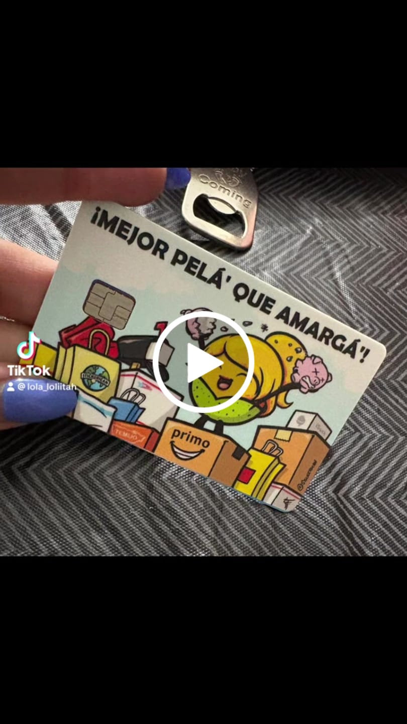 Customer video review of (Damas) Mejor Pelá' que Amargá' - Sticker para Tarjeta de Crédito