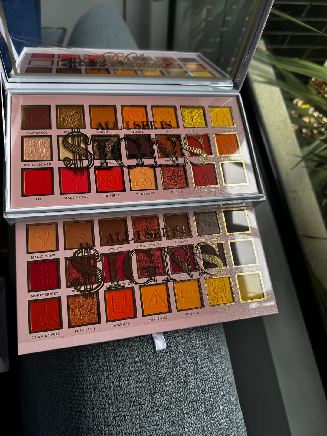 Kundfotorecension av P.Louise All I See Is $igns 42 Pan Eyeshadow Palette