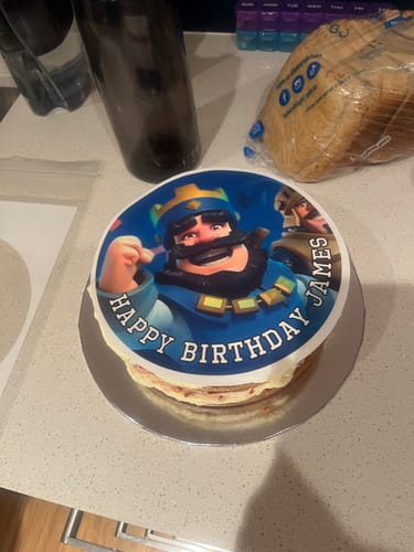 Customer photo review of 20 cm Pre-cut Circle Custom Edible Icing Image