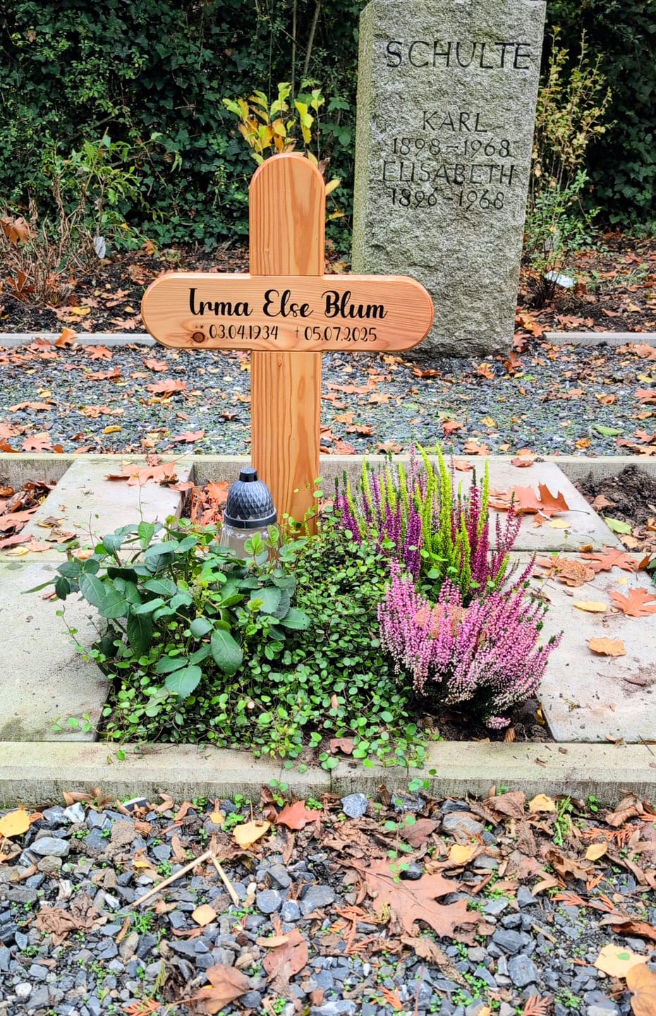 Customer photo review of Grabkreuz aus Holz mit Namen (rund)