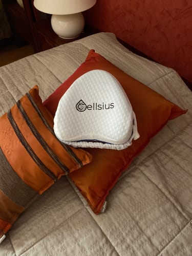 Avis photo d'un client sur Coussin Orthopédique Genoux Cellsius - Le secret d'un sommeil sans douleur