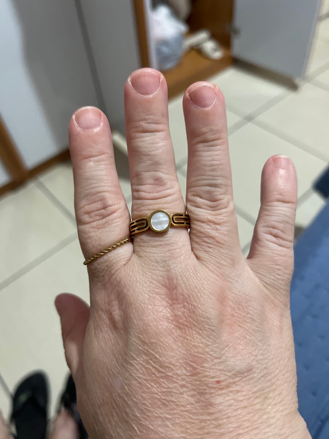 Customer photo review of Anel Athena Pedra Madrepérola Banhado em Ouro 18K