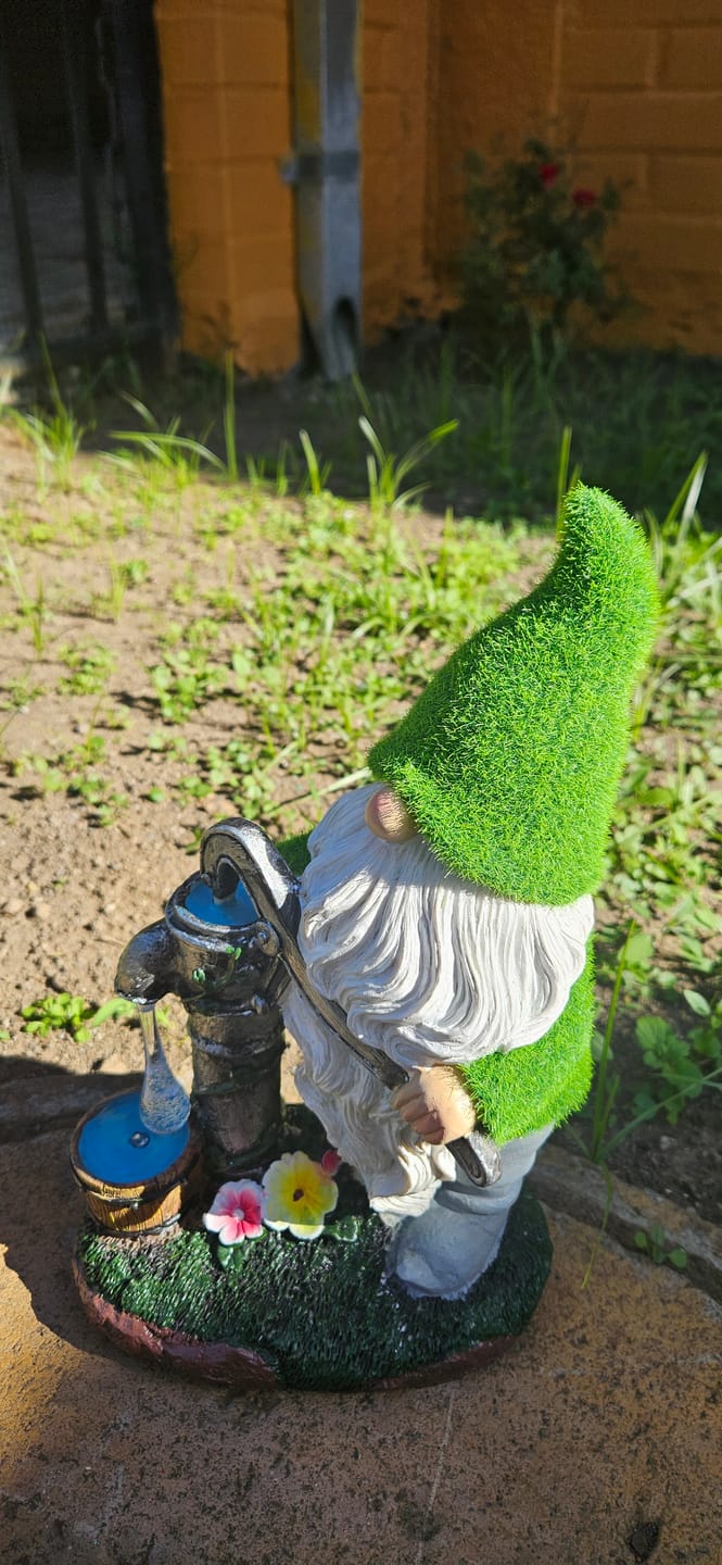 Customer photo review of Estatua de Duende Solar - Resina / Luz Cálida / IP65