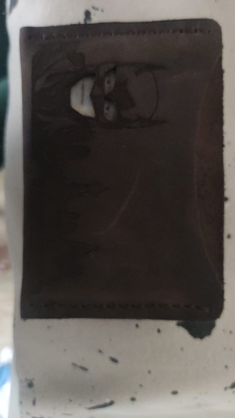 Customer photo review of Personalizowany minimalistyczny skórzany portfel na Karty Super Hero, ręcznie robiony z grawerem imienia, inicjałów, logo
