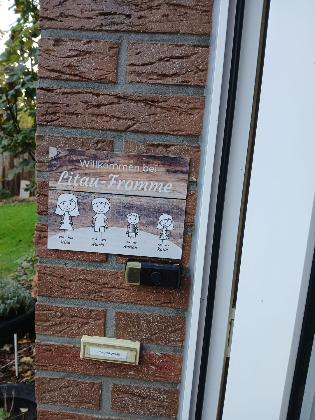 Customer photo review of Familien Türschild (UV- und wetterfest) inkl. Klebebefestigung