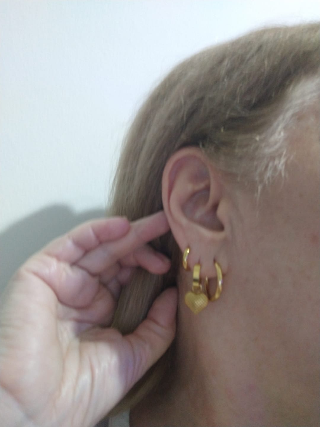 Customer photo review of Brinco Argolinha Love Banhado em Ouro 18K