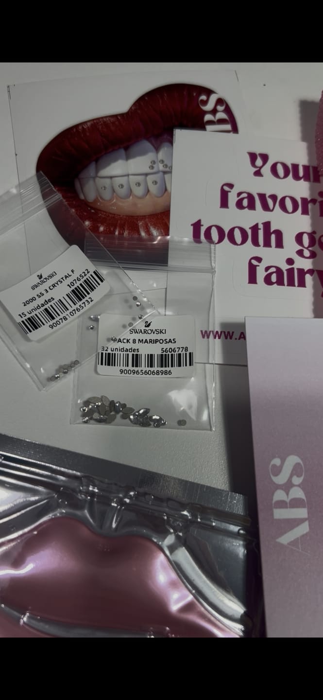Customer photo review of Pack de 8 diseños de mariposa de gemas dentales SWAROVSKI® - Crystal/Crystal AB