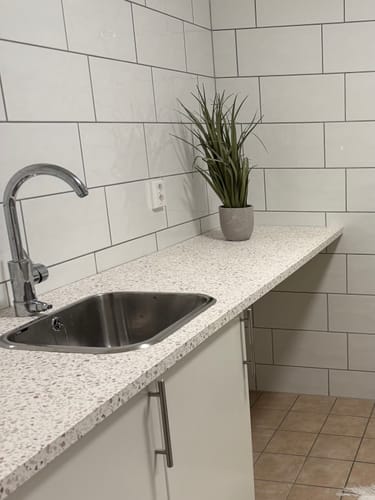 Kundeanmeldelse med bilde av Premium Terrazzo kontaktplast
