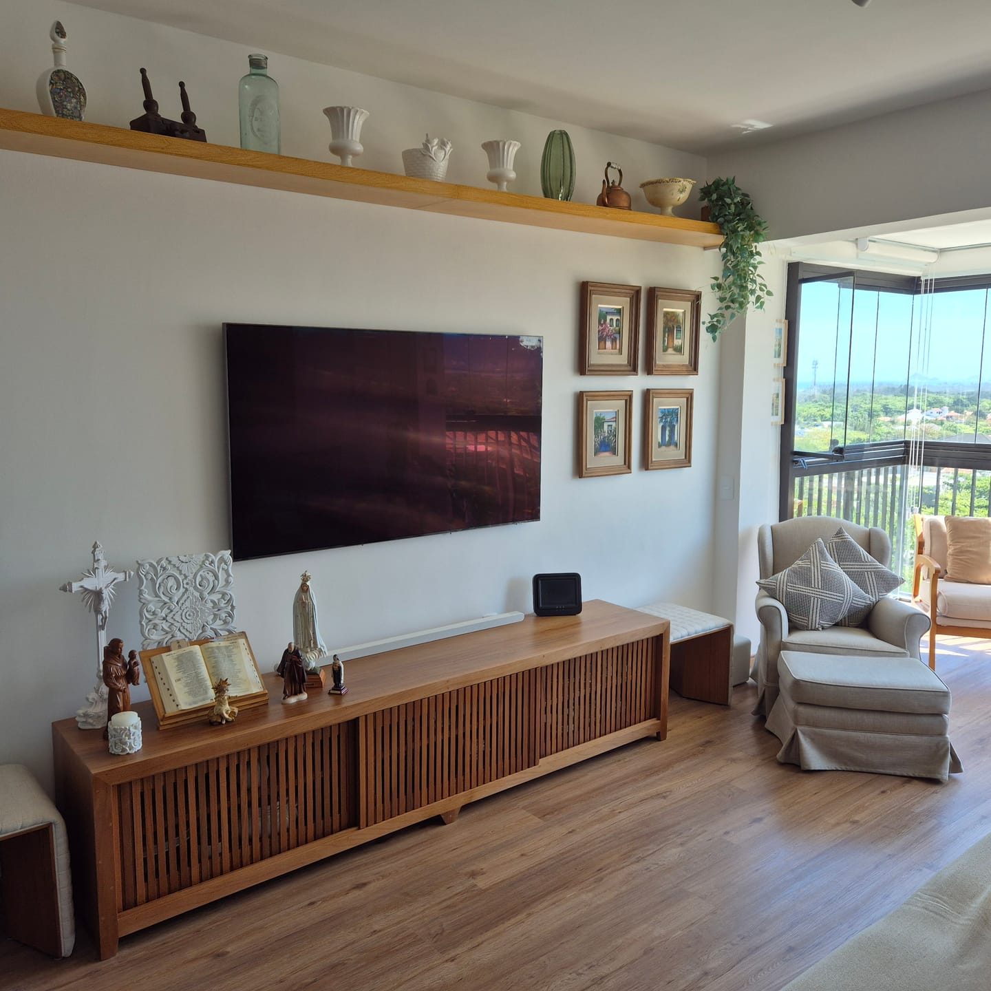 Customer photo review of Rack De Madeira Maciça Com Portas Ripadas Bandeirantes