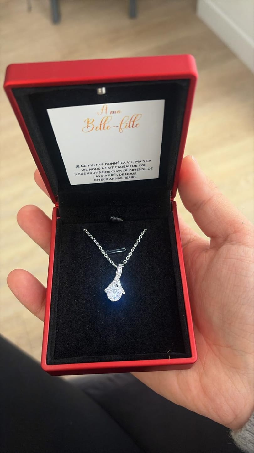 Customer photo review of ANNIMERVEILLE • COLLIER ANNIVERSAIRE BELLE-FILLE Elixir