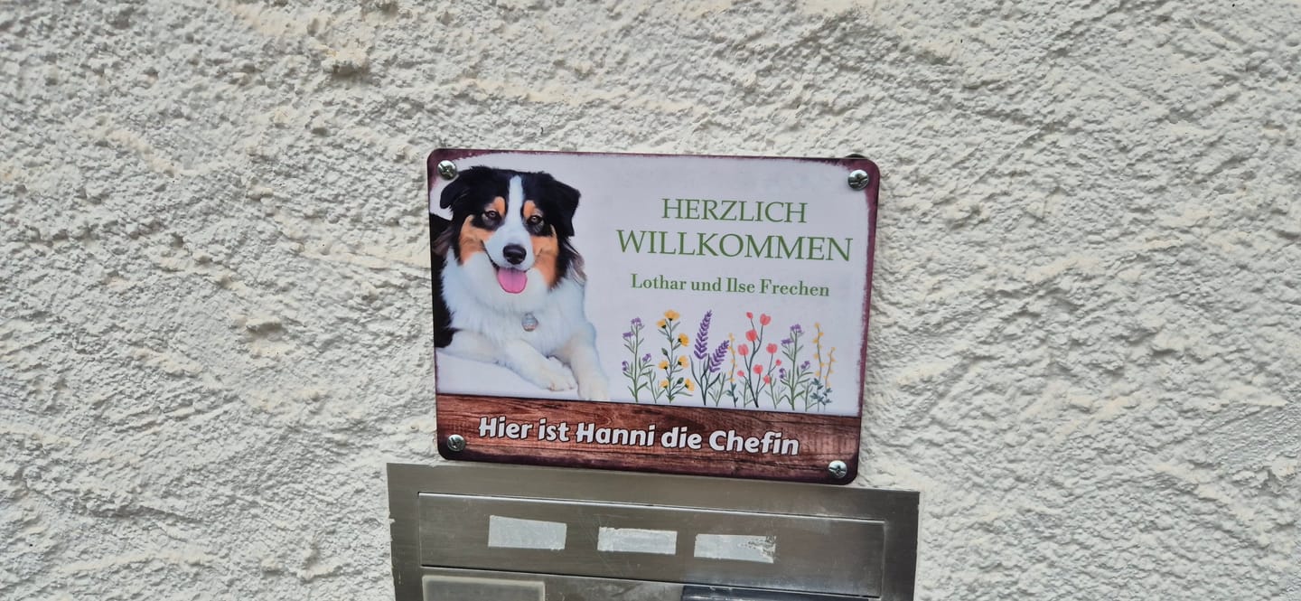 Customer photo review of Hunde Garten-Schild personalisiert mit Foto & Text (UV- und wetterfest)