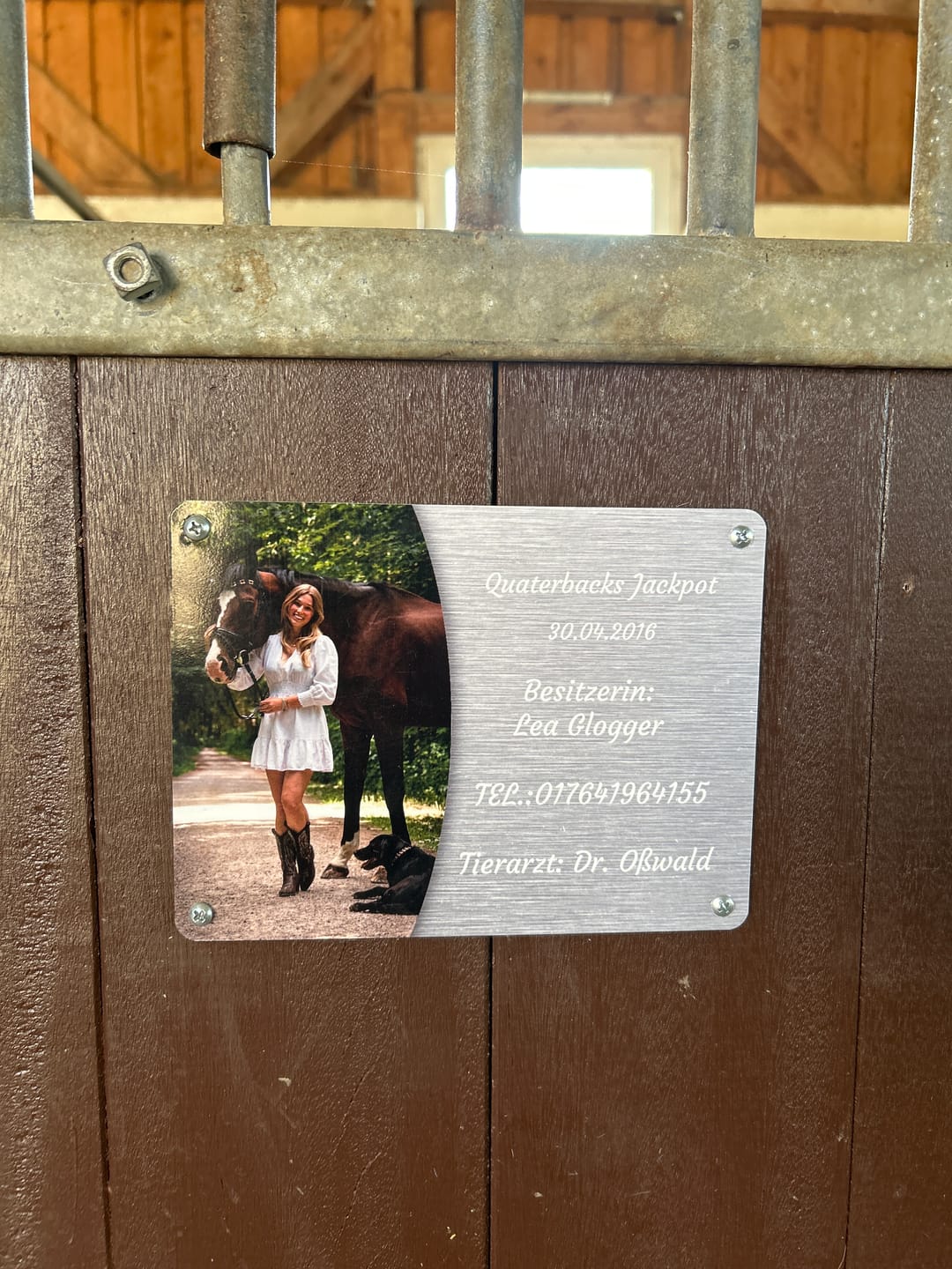 Customer photo review of Pferde Boxenschild mit Foto & Wunschtext (UV- und wetterfest)