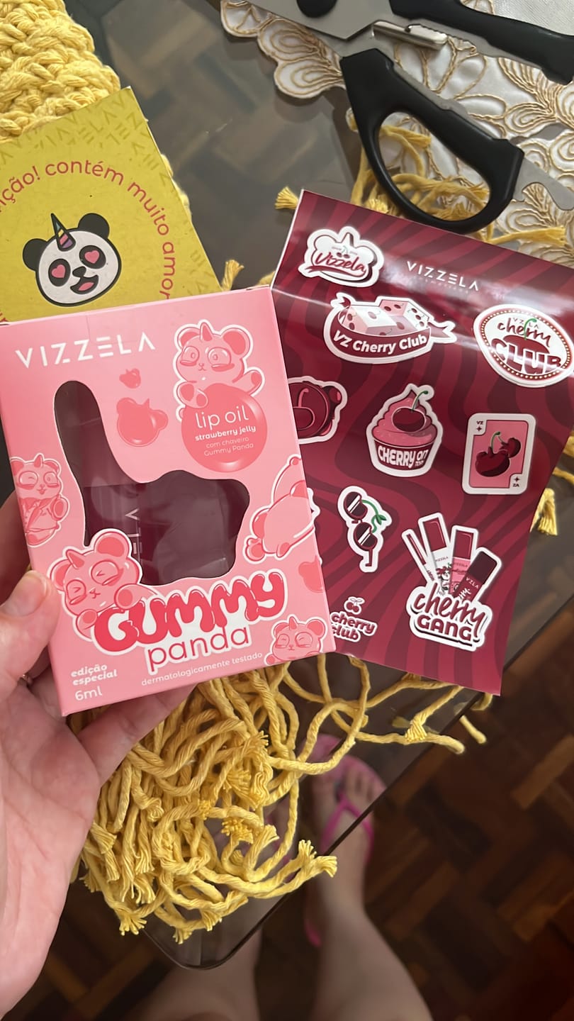 Customer photo review of Lip Oil Gummy Panda – VIZZELA