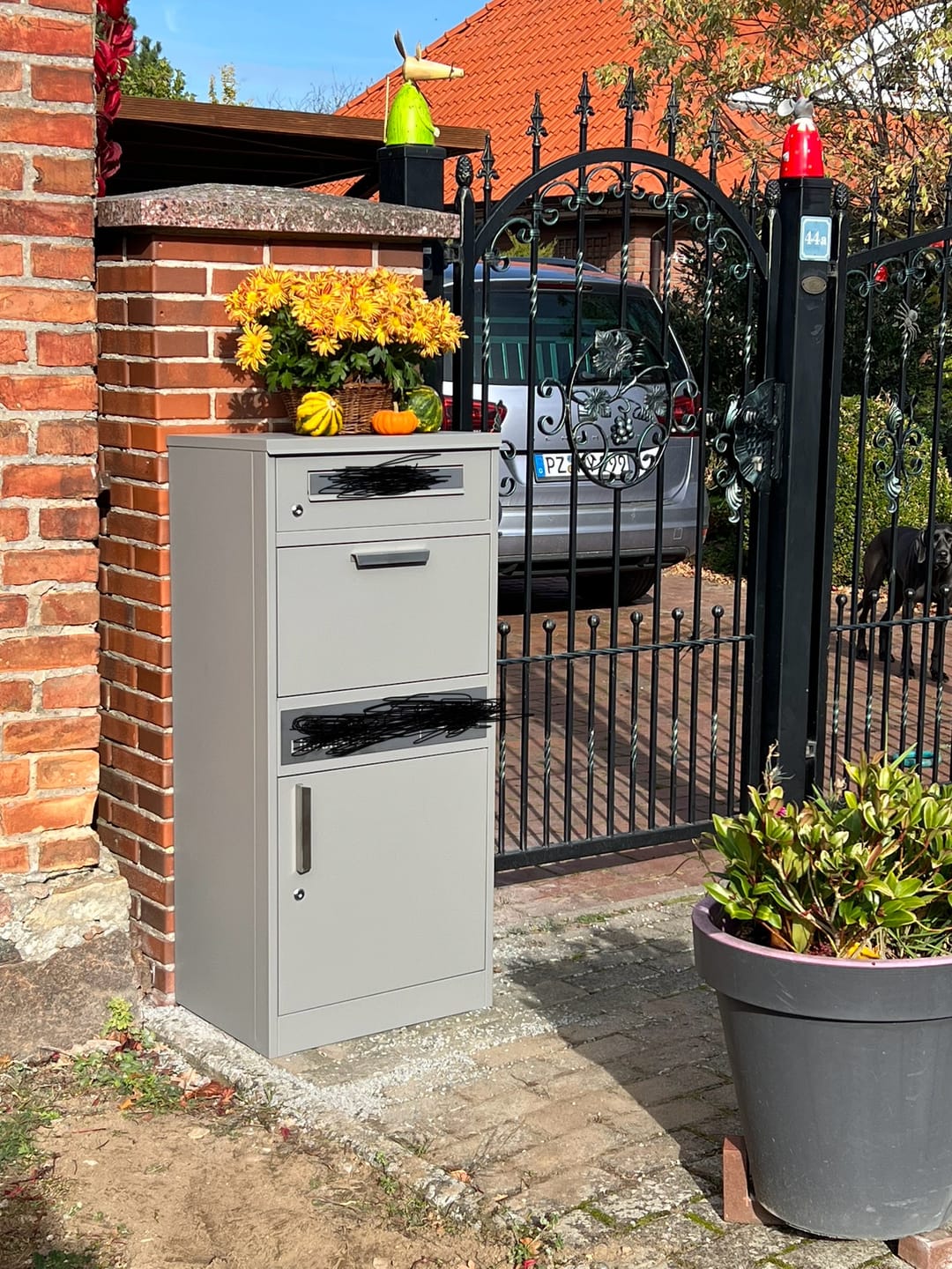 Customer photo review of Paketbox PB1 mit Briefkasten | graualuminium - RAL9007 | personalisiert mit Edelstahl-Schild
