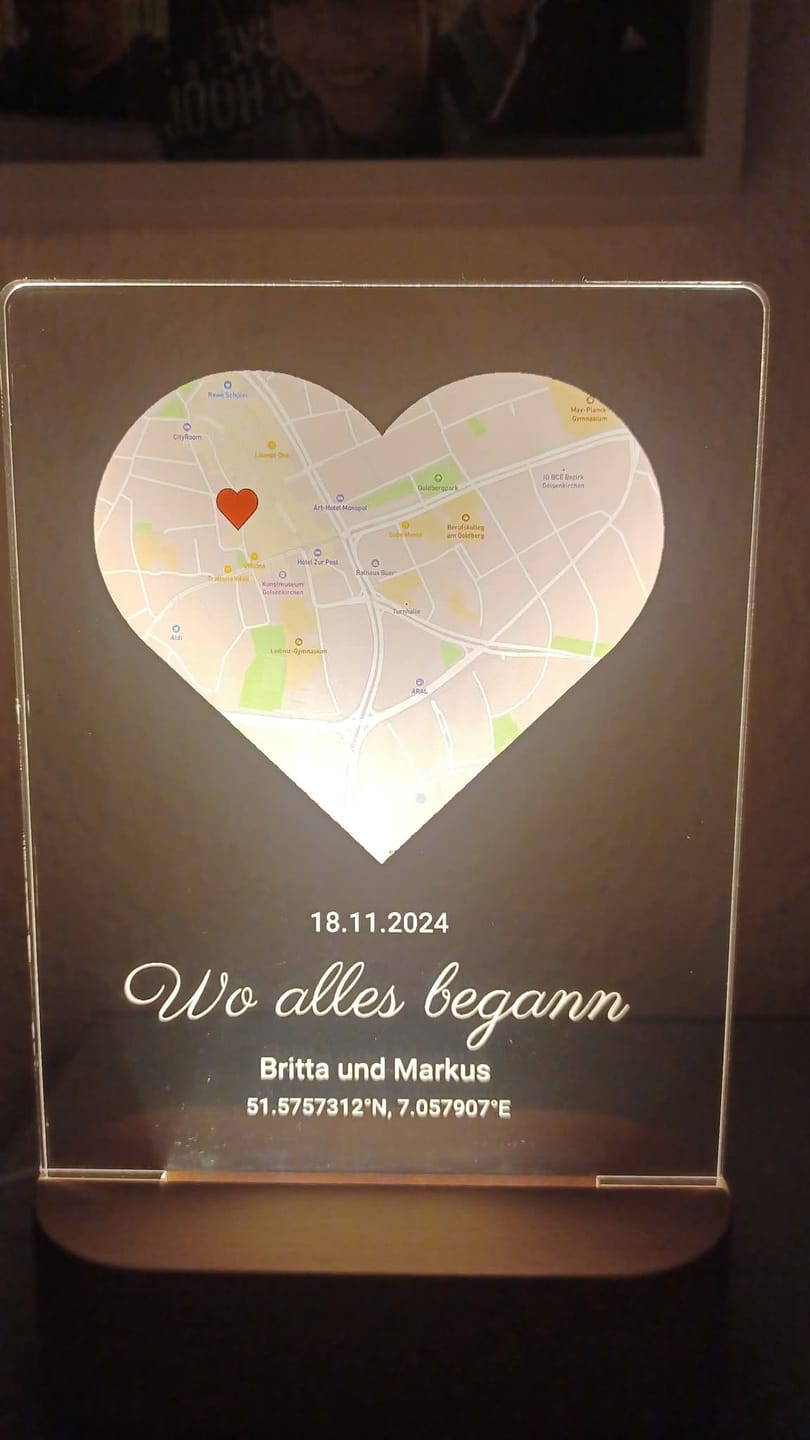 Customer photo review of Wo alles begann - Personalisiertes Nachtlicht mit LED-Holzfuß (14x20)