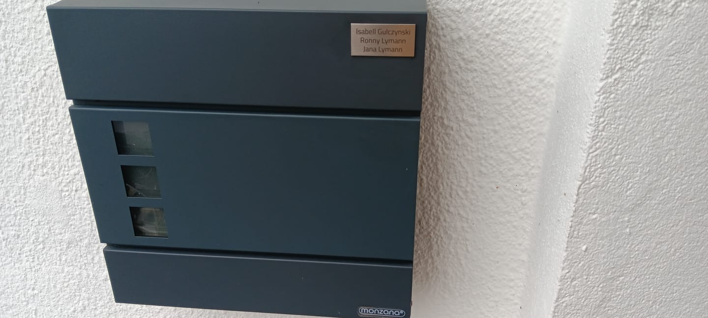 Customer photo review of V2A Edelstahlschild in verschiedenen Größen, individuell personalisierbar.