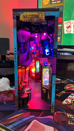 Customer photo review of Neo Ramen MiniAlley – A Cyberpunk DIY Diorama Booknook