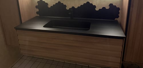 Kundeanmeldelse med bilde av Hexagon sort matt selvklebende veggfliser