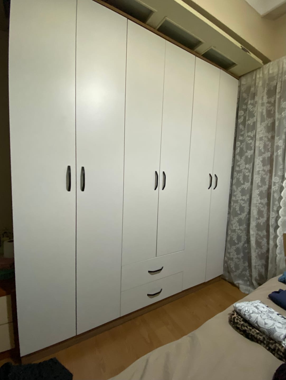 Customer photo review of Rani BA113 Geniş Gardırop Elbise Dolabı 6 Kapaklı 2 Çekmeceli 5 Raflı 3 Askılı Sepet Ceviz - Beyaz