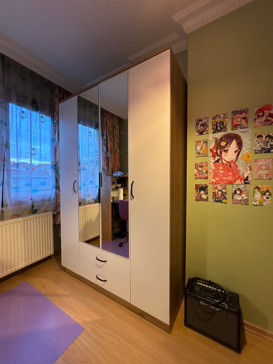 Customer photo review of Rani BA131 Geniş Gardırop Elbise Dolabı Aynalı Kapaklı 2 Çekmeceli 13 Raflı 1 Askılı Sepet Ceviz - Beyaz