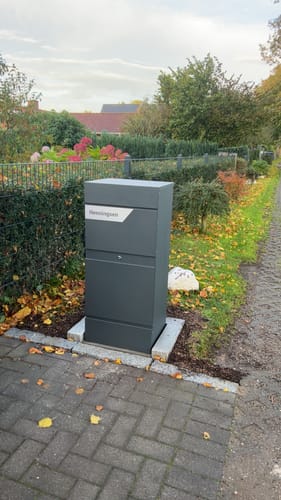 Customer photo review of Paketbox PB7 | anthrazit - RAL7016 | personalisiert mit Edelstahl-Schild