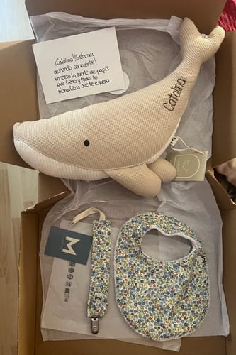 Customer photo review of Pack Regalo welcome baby: Peluche ballena Susi personalizada + babero + chupetero