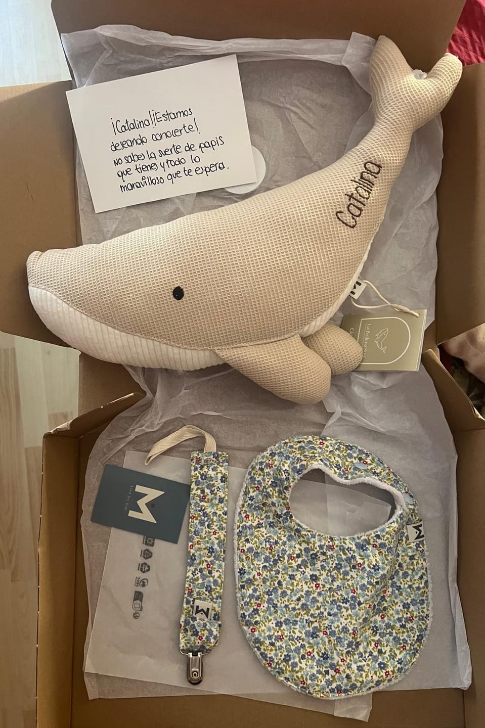 Customer photo review of Pack Regalo welcome baby: Peluche ballena Susi personalizada + babero + chupetero