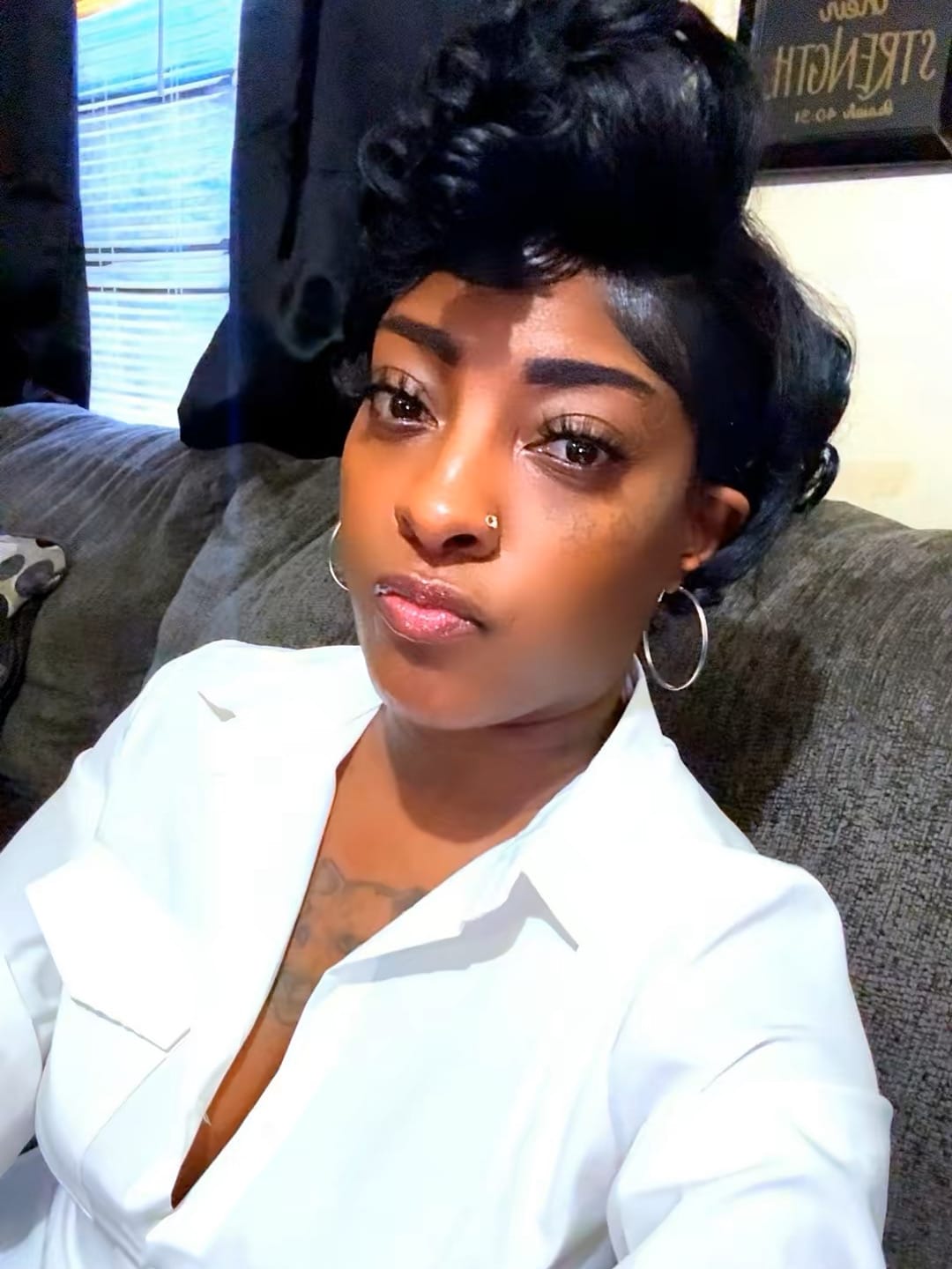 Customer photo review of Outre Perfect Hairline Glueless Hand-Tied 13x4 HD Lace Front Wig - LORI